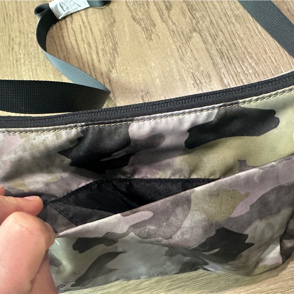 New Lululemon Small Shoulder Bag in camo NWOT - Picture 5 of 13